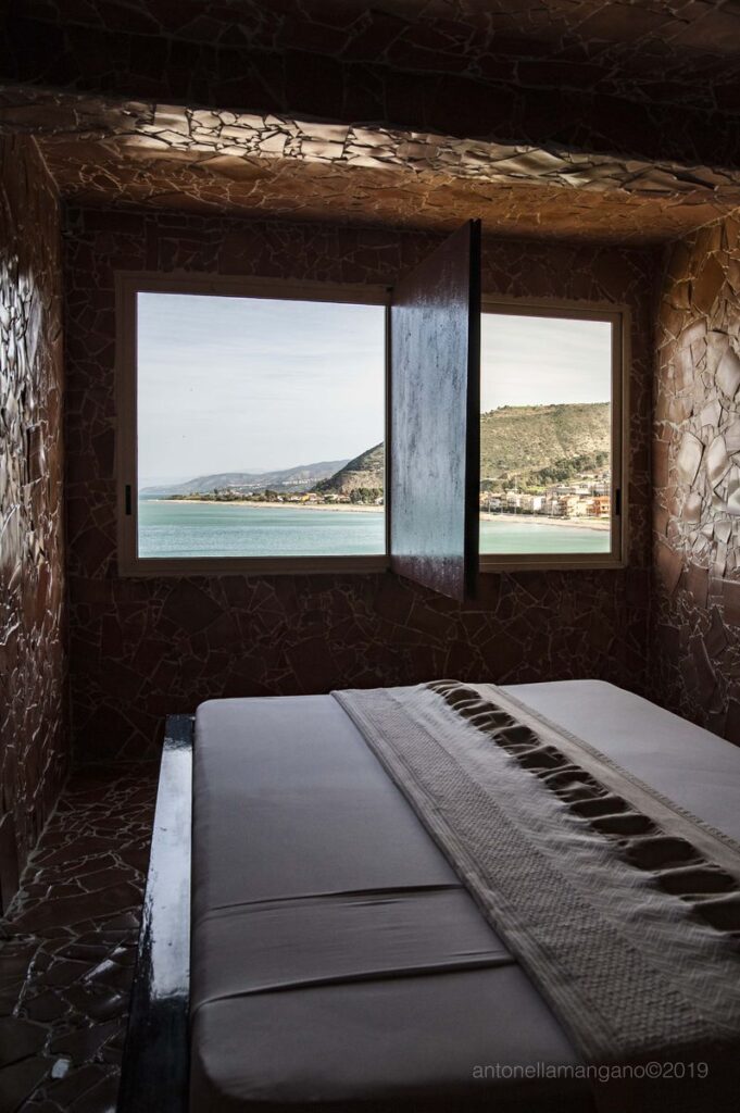 Fotografia di Architettura - Interno stanza Atelier sul mare a Tusa in provincia di Messina