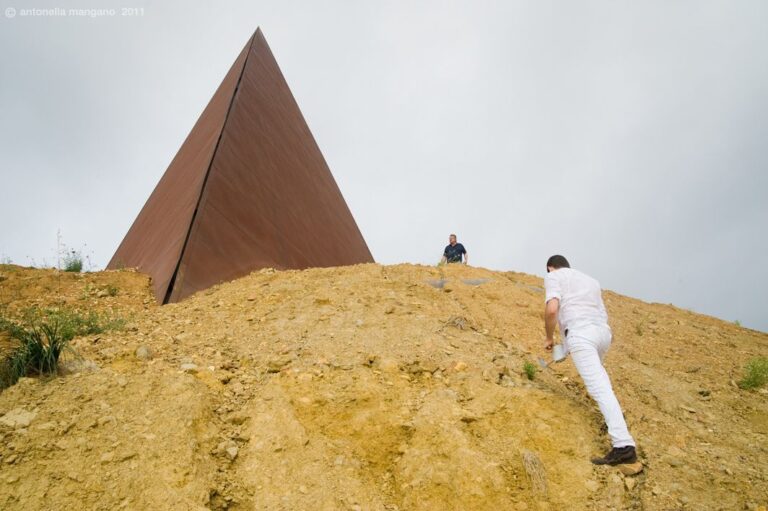 Piramide 38° Parallelo di Motta d’Affermo durante il Rito della Luce, opera di Mauro Staccioli