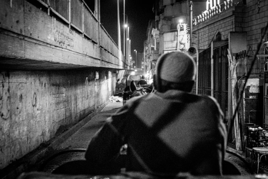Street photography in bianco e nero ad Assuan, vista dalla carrozza durante un percorso serale